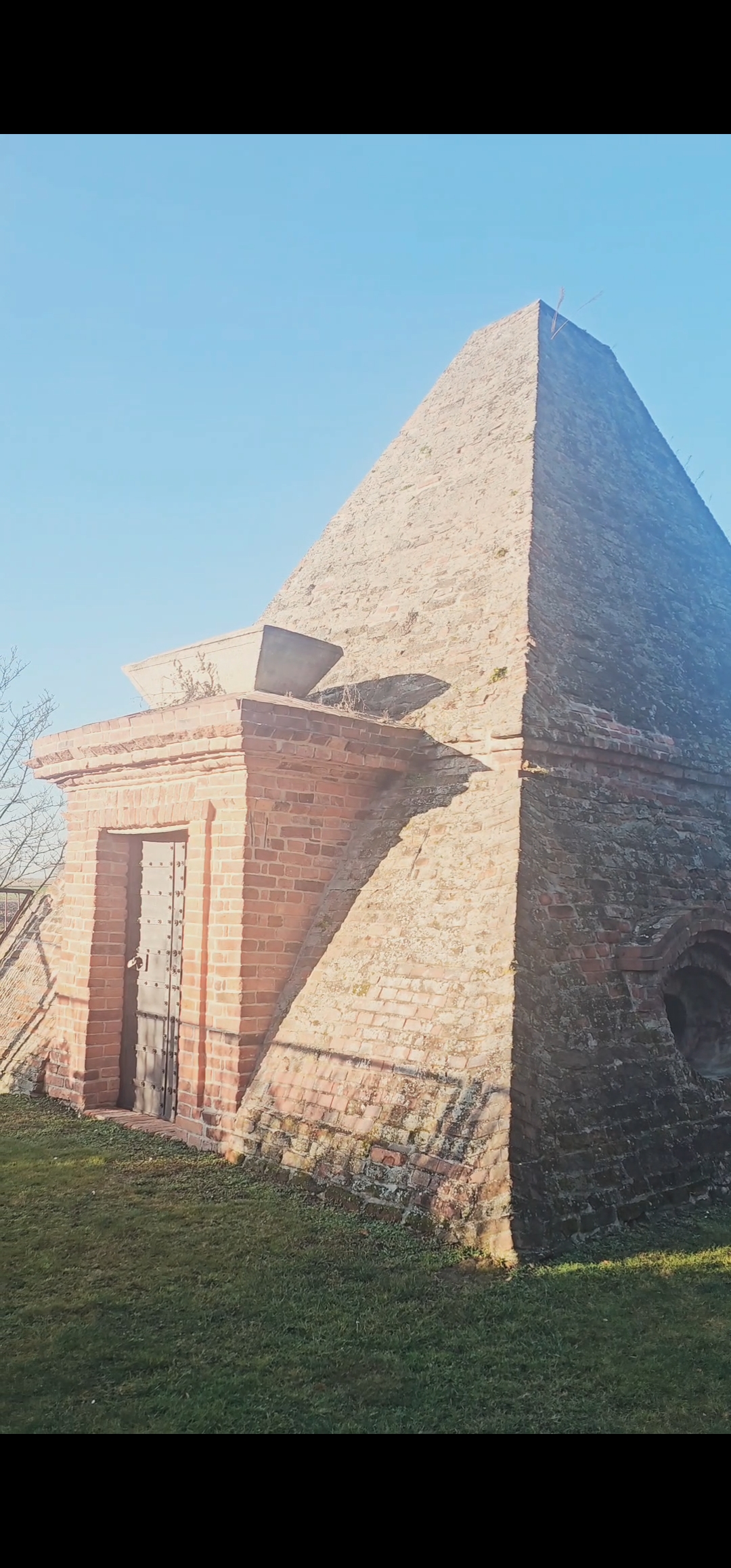 Grobowiec Piramida generała Karola Adolfa Augusta von Eben u. Brunnen w Rożnowie